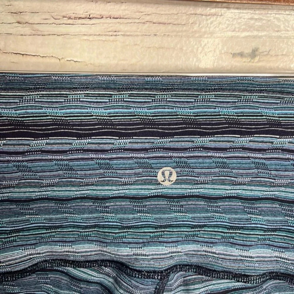 Lululemon high rise striped blue leggings size 4 crop - Picture 4 of 8